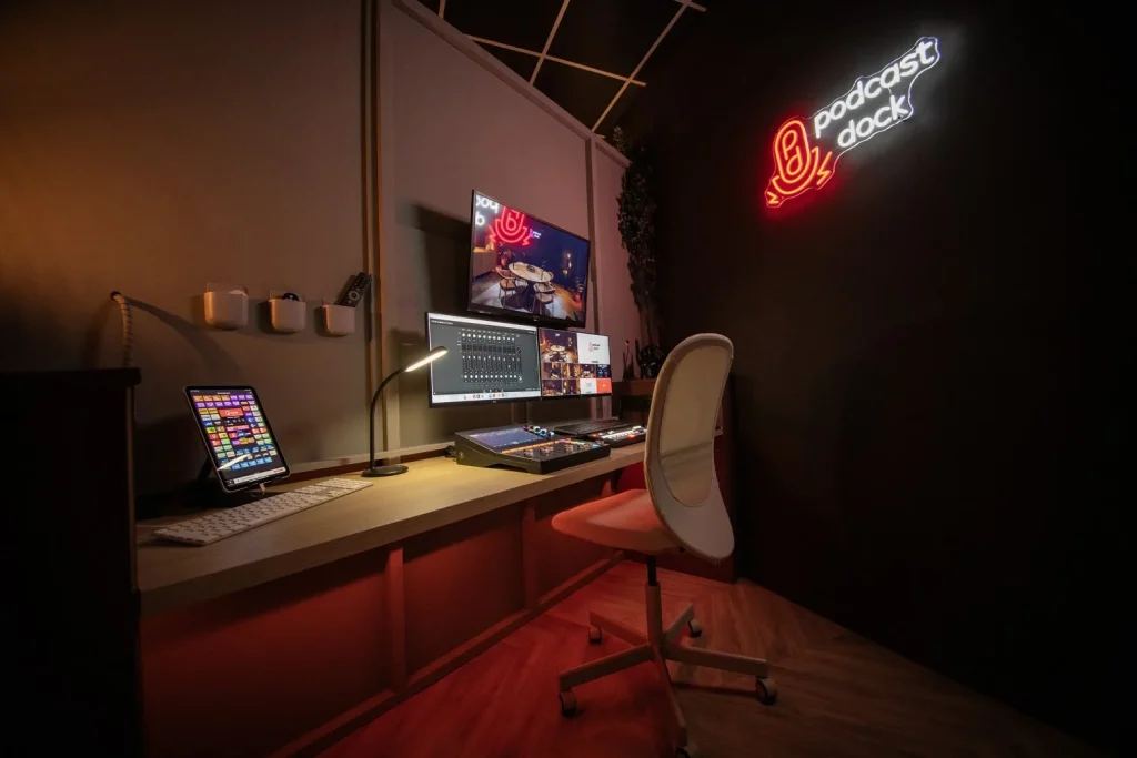 Podcaststudio met apparatuur en bureau-instelling.